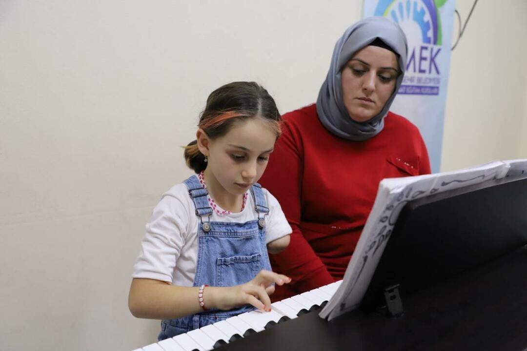 Zeynep, que no nace con el brazo izquierdo, es apoyada por su madre.