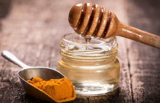 Los beneficios de la miel y la cúrcuma