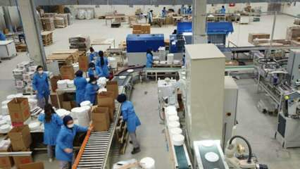 ¡Todos los empleados de esta fábrica, desde el embalaje hasta la carga, son mujeres!