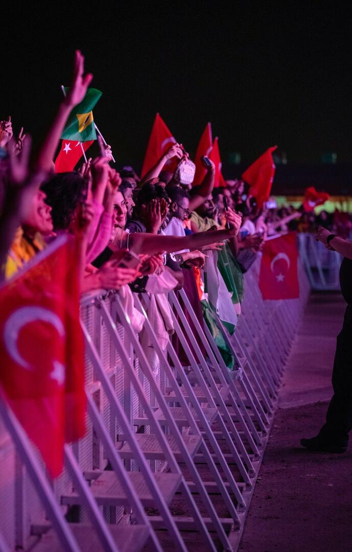 Zeynep Bastik se reunió con sus fans en Qatar