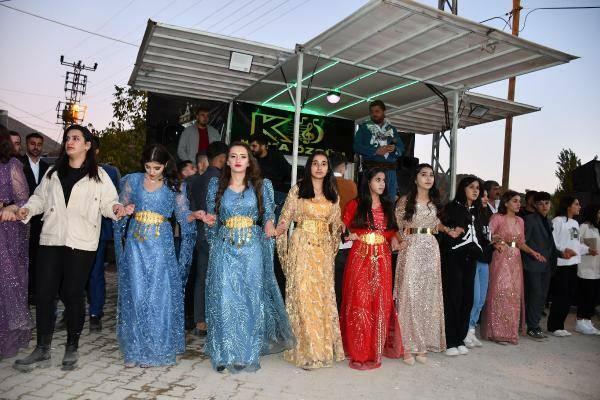Se colgaron kilos de oro en la boda tribal en Şırnak
