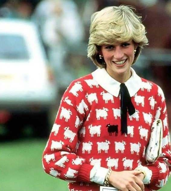 Subastan suéter de la princesa Diana