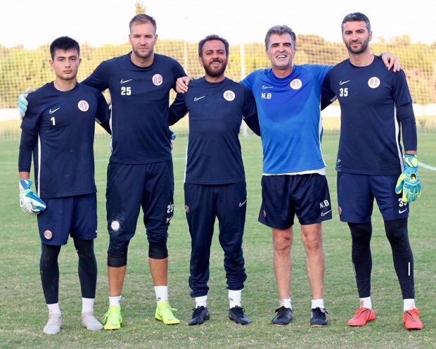 Erkan Kolçak Köstendil entrenando con jugadores de fútbol de Antalyaspor