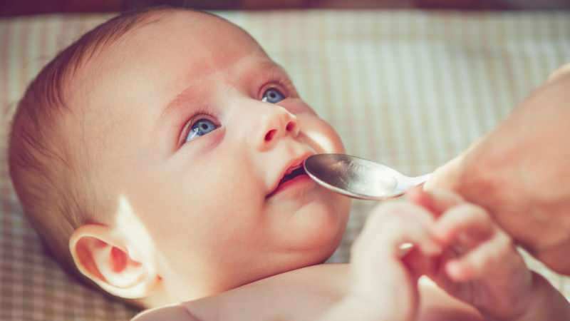 ¿Se debe dar agua al bebé a los bebés alimentados con fórmula