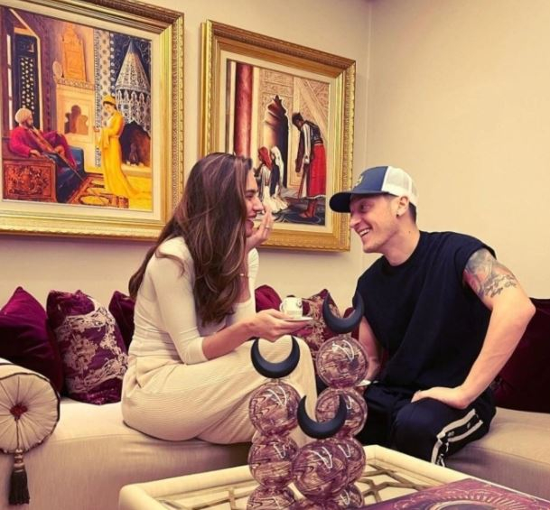 ¡El compartir que emociona a Mesut Özil y su esposa Amine Gülşe!