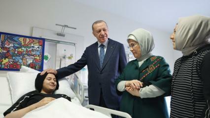 El presidente Erdogan y su esposa Emine Erdogan se reunieron con los niños del desastre.