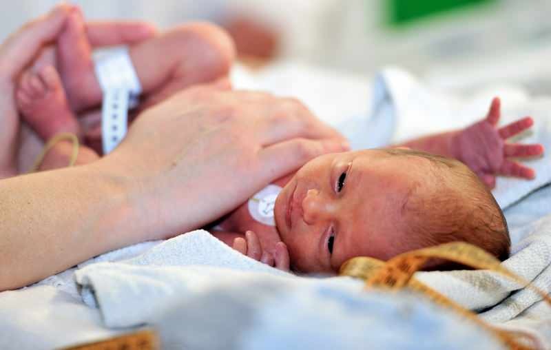 ¿Cuántos días permanecen los bebés recién nacidos en la incubadora?