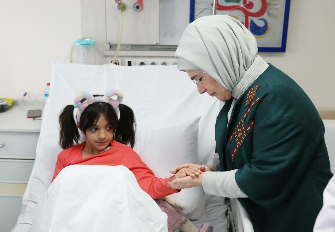 Emine Erdoğan visitó a las víctimas del desastre
