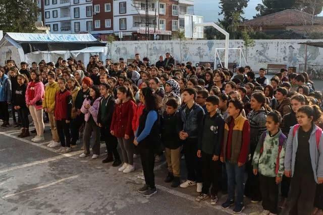 Escuelas reabrieron en 7 distritos de Hatay