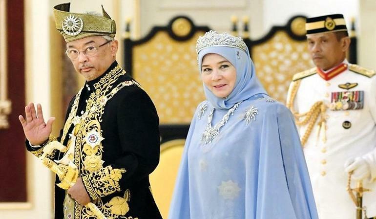 Visita sorpresa de la Reina de Malasia al set del establishment Osman