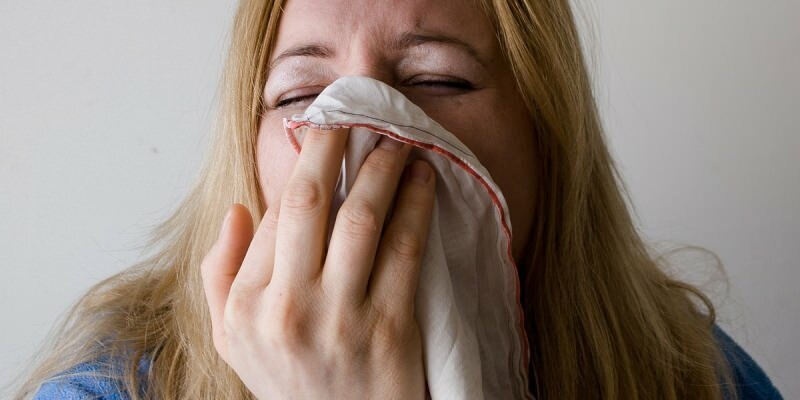 el esputo causa secreción constante de secreción nasal o garganta 