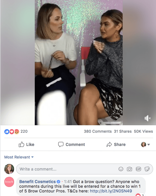 Ejemplo de un Facebook Live de Benefit Cosmetics, con un concurso en los comentarios.