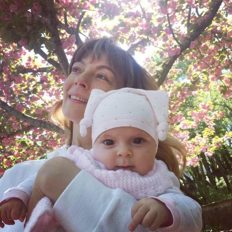¡Nueva pose de la nueva madre Özge Özder con su pequeña hija! Eva Luna toda la atención ...