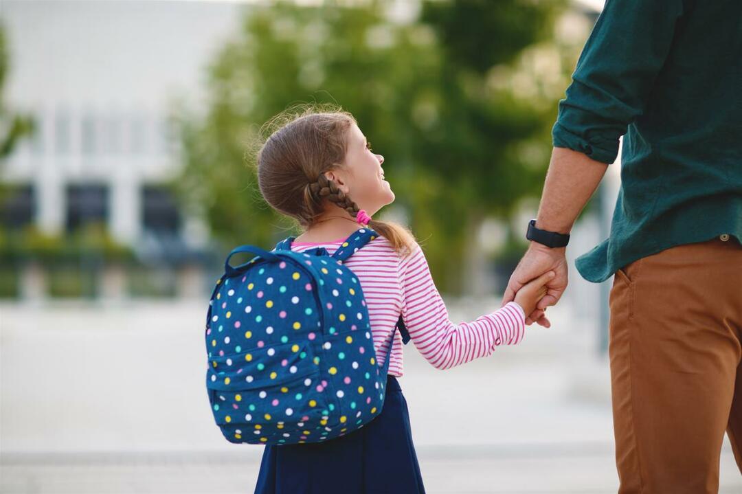 ¿Cómo se debe tratar a los niños el primer día de clases?