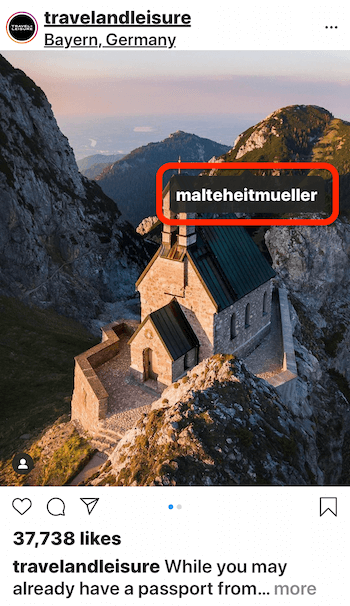 publicación de instagram de @travelandleisure que muestra una foto de una casa en el borde de una montaña con una vista del agua etiquetando a @malteheitmueller en la imagen