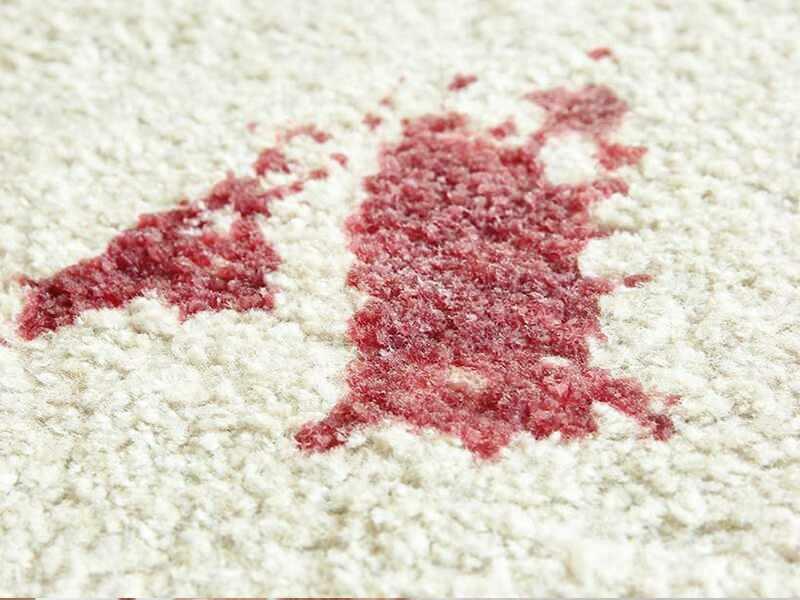 cómo quitar la mancha de morera de la alfombra