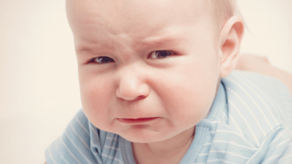 ¿Por qué los bebés vomitan después de comer?