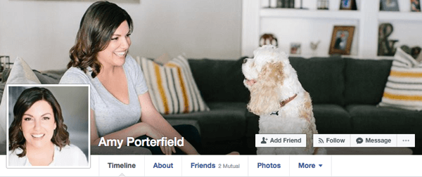 Amy Porterfield usa imágenes casuales para su perfil personal de Facebook que aún funcionarían en contextos comerciales.