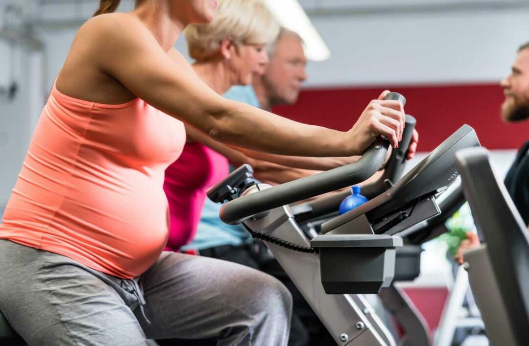 mujer embarazada haciendo ejercicio