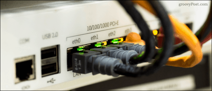 Cables Ethernet conectados a un conmutador de red