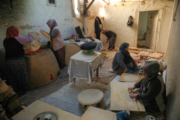 Mujeres haciendo pan tandoor