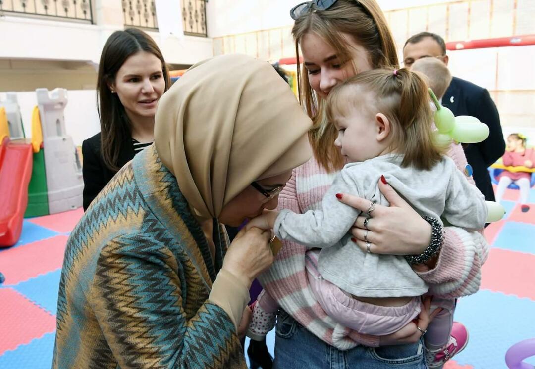 Emine Erdoğan se reunió con niños huérfanos de Ucrania