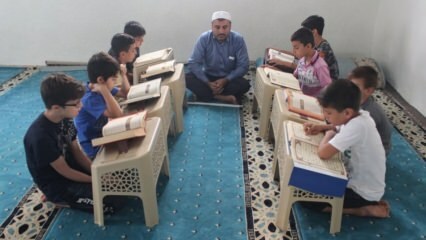 ¡El Imán Necmettin con discapacidad visual enseña a los niños el Corán!