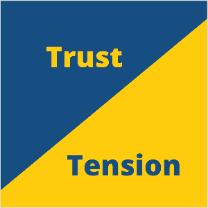 Esta es una ilustración cuadrada del concepto de marketing de confianza y tensión de Seth Godin. El cuadrado es un triángulo azul en la parte superior izquierda y un triángulo amarillo en la parte inferior derecha. En el triángulo azul, el texto amarillo dice Confianza. En el triángulo amarillo, el texto azul dice Tensión.
