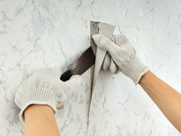 Eliminando manchas de pared con papel de lija