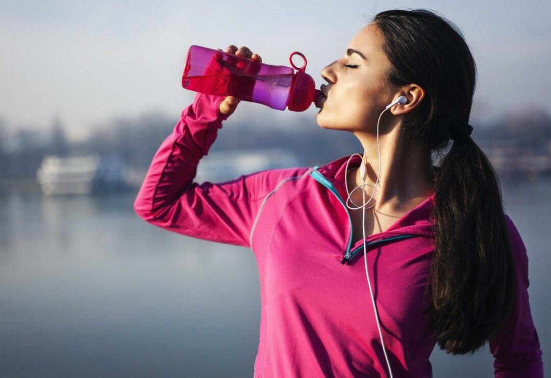 ¿Cuáles son los beneficios de beber agua para la piel y el cabello? ¿Beber mucha agua mejora la piel?