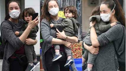 ¡Azra Akın llevó a su hijo Demir a vacunarse!