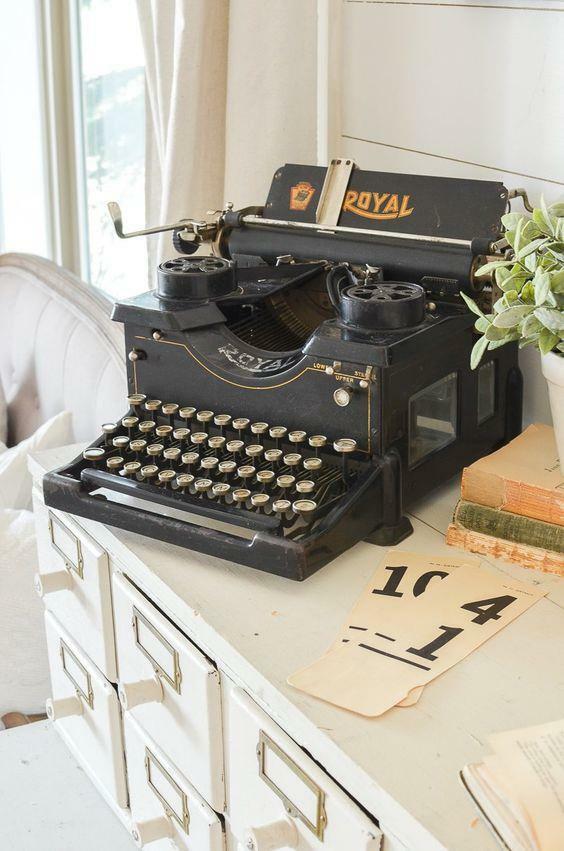Uso de la máquina de escribir en la decoración del hogar. 