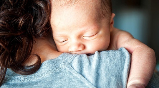 ¿Por qué se enrojecen los ojos de los bebés, qué hacer?