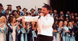 Sinan Akçıl viento en el Egeo! El famoso cantante compartió la alegría de los recién graduados