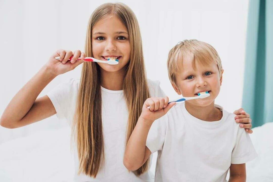Elegir el cepillo de dientes y la pasta adecuados 