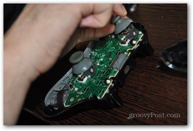 Cambie las barras de control analógicas del controlador Xbox 360 para quitar los palos viejos