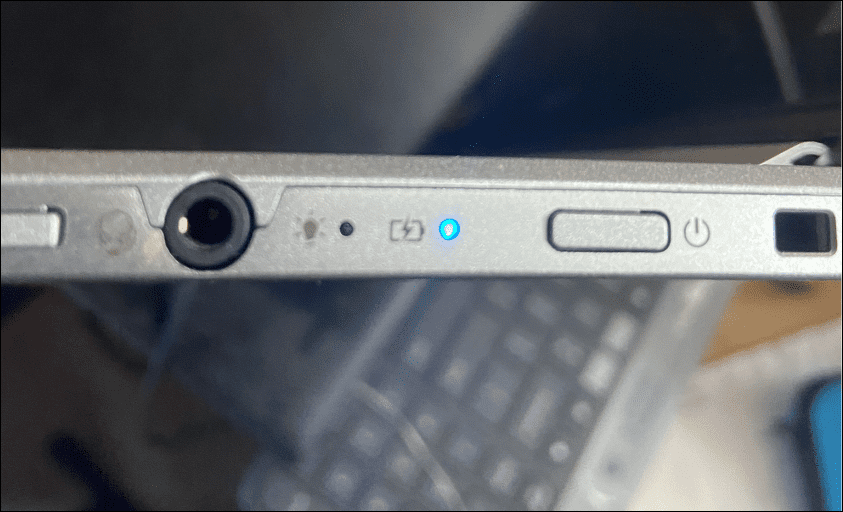El lado del botón de encendido arregla una pantalla negra de Chromebook