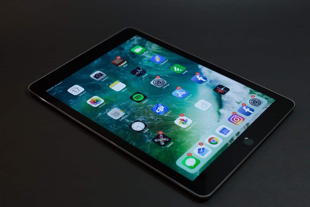 Un iPad sobre una mesa negra