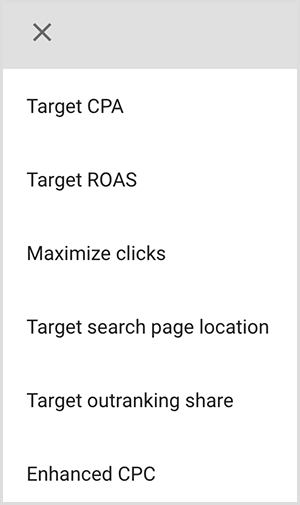 Esta es una captura de pantalla de un menú de opciones de orientación en Google Ads. Las opciones son CPA objetivo, ROAS objetivo, Maximizar clics, Ubicación de la página de búsqueda objetivo, Porcentaje de ranking superior objetivo, CPC mejorado. Mike Rhodes dice que las opciones de orientación inteligente en Google Ads utilizan inteligencia artificial para encontrar personas con la intención correcta para su anuncio.