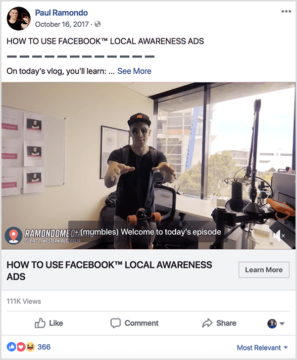 El vlog de Paul Ramondo publicado en Facebook tiene el texto Cómo usar los anuncios de conciencia local de Facebook. Debajo de este título se encuentra el texto En el vlog de hoy, aprenderás... El video muestra a Paul parado detrás de un escritorio en forma de L en una oficina con ventana. Lleva una gorra de béisbol y una camiseta negra.