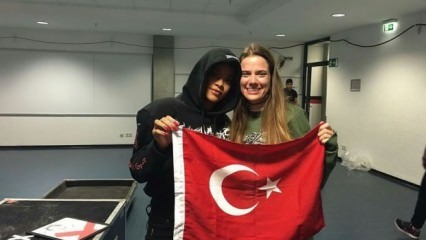 ¡Gesto de chicas 'turcas' de Rihanna!