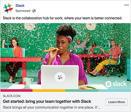 Esta es una captura de pantalla de un anuncio de Facebook para Slack. El texto del anuncio dice "Slack es el centro de colaboración para el trabajo, donde su equipo está mejor conectado". En la imagen del anuncio, una mujer negra sentada en un escritorio con una computadora portátil gris. Su cabello es corto y está recogido con una diadema de colores. Lleva una blusa fucsia y un collar turquesa, y sopla a través de un matraca amarillo. Al fondo, otras personas están sentadas en escritorios y vistiendo ropa colorida. La oficina está pintada de verde brillante y del techo cae confeti. Talia Wolf recomienda usar fotos como esta, que muestran emoción cruda, en sus anuncios.