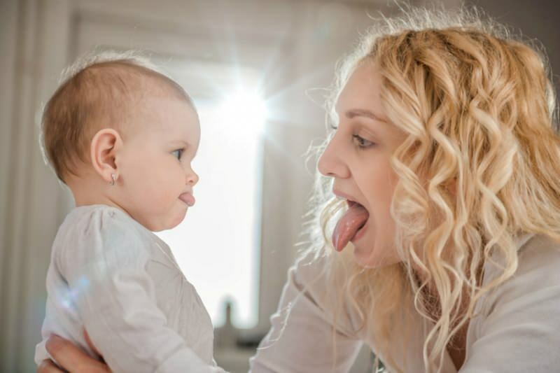 ¿Por qué el lenguaje se une en los bebés? Síntomas de la unión de la lengua en bebés.