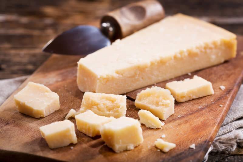 ¿Qué es el queso parmesano y cómo se elabora? ¿Qué platos se utilizan con el queso parmesano?