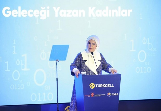 Premios de mujeres escribiendo el futuro de la primera dama Erdogan