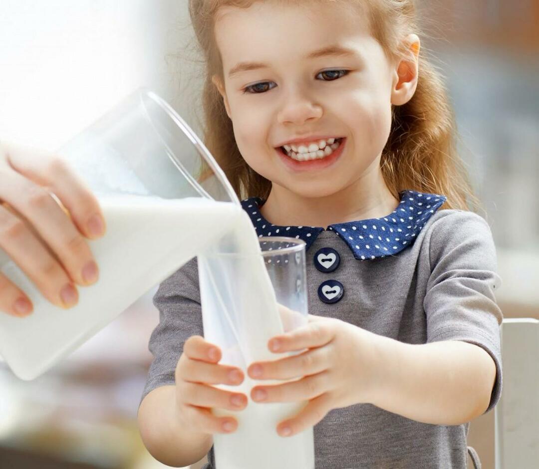 niño bebiendo leche