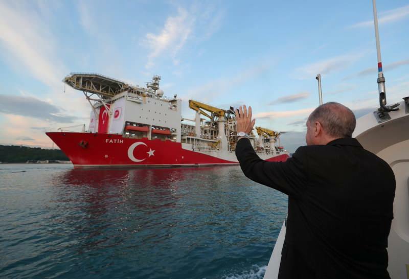 Barco conquistador encontrando reservas de gas natural en el Mar Negro 