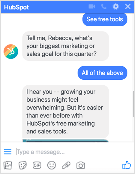 Molly Pitmann dice que hacer preguntas funciona bien en un chatbog. El chatbot de HubSpot hace preguntas como ¿Cuál es su mayor objetivo de marketing o ventas para este trimestre?