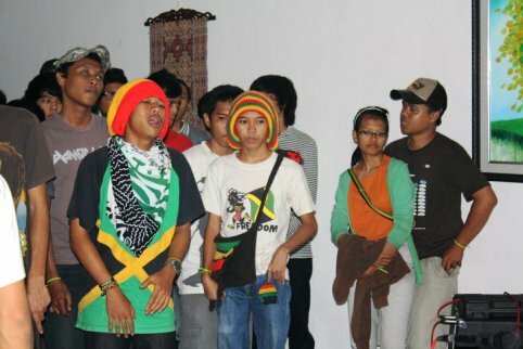 asistentes a la fiesta de Indonesia