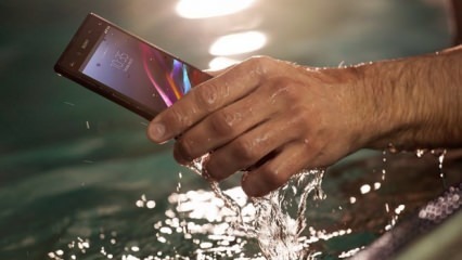 ¿Qué se debe hacer con el teléfono cayendo al agua?